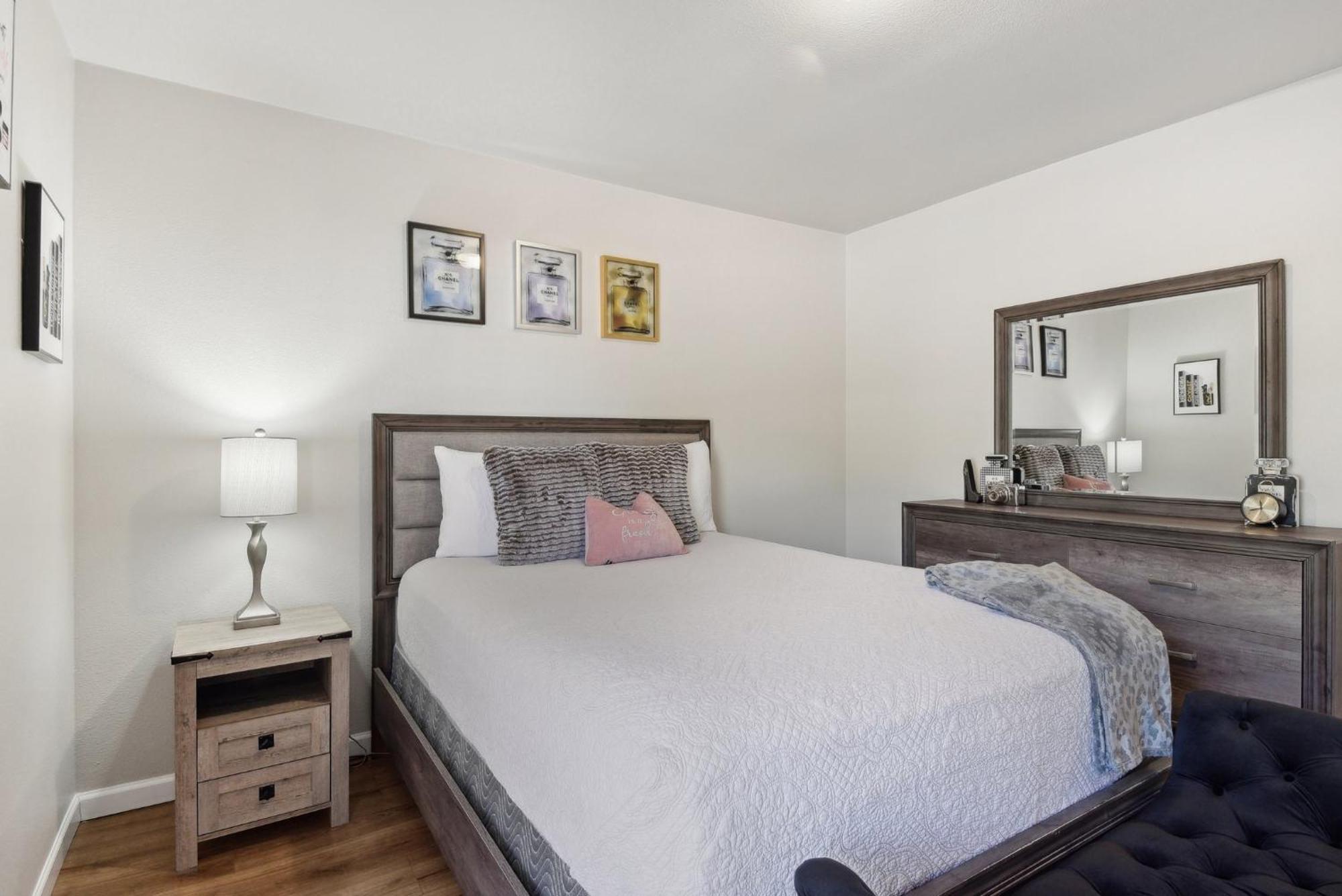 Modern Rental Near Medical Center, Six Flags, Utsa, La Cantera, Lackland Afb Holiday home *