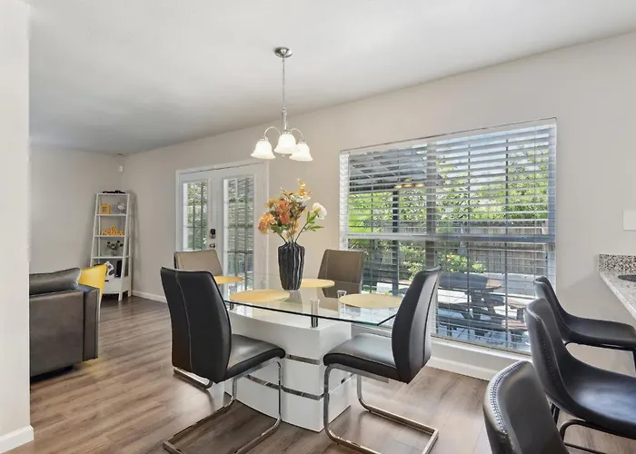 Modern Rental Near Medical Center, Six Flags, Utsa, La Cantera, Lackland Afb