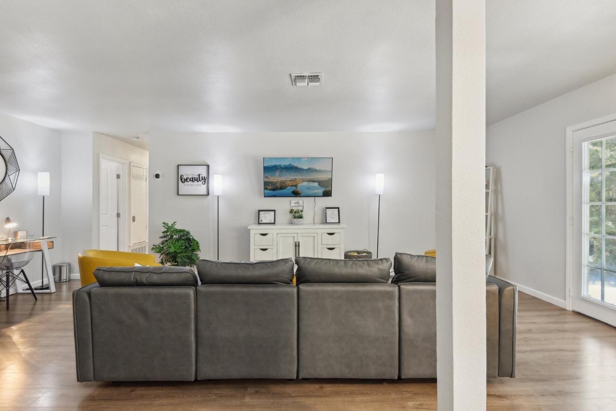 Modern Rental Near Medical Center, Six Flags, Utsa, La Cantera, Lackland Afb Holiday home