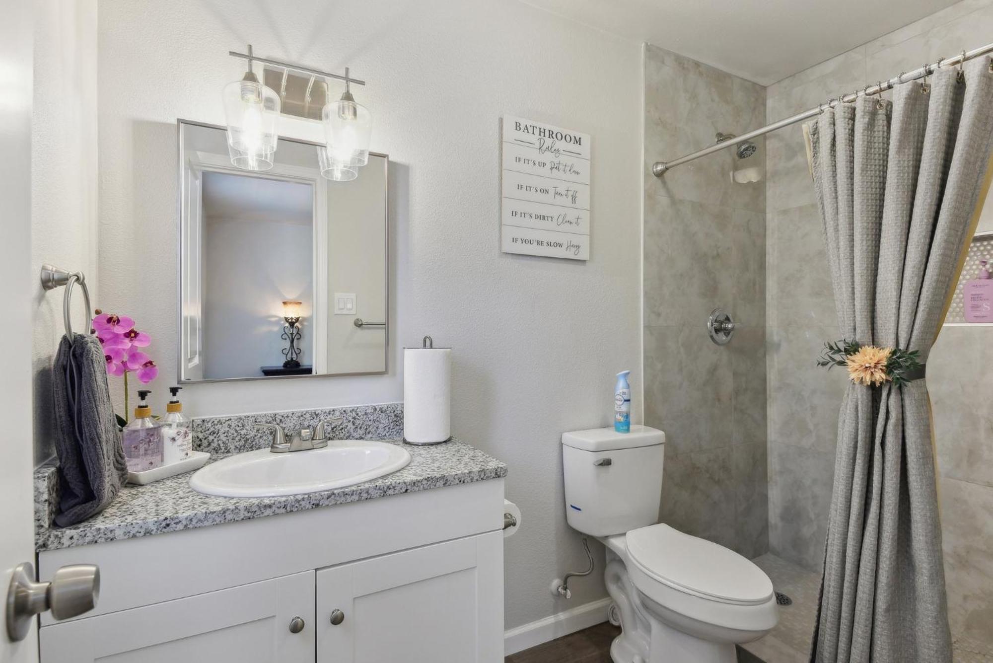 Modern Rental Near Medical Center, Six Flags, Utsa, La Cantera, Lackland Afb Holiday home *