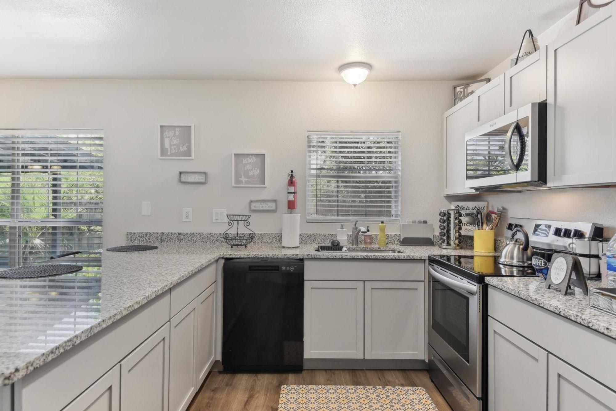 Modern Rental Near Medical Center, Six Flags, Utsa, La Cantera, Lackland Afb *