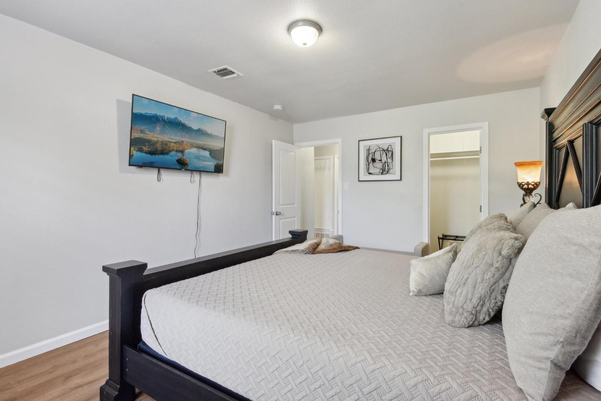 Modern Rental Near Medical Center, Six Flags, Utsa, La Cantera, Lackland Afb Holiday home *