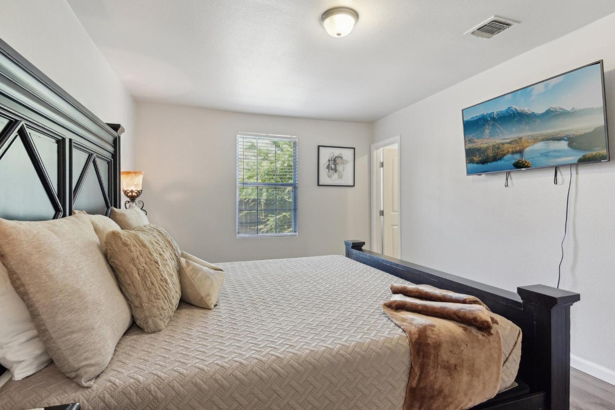 Modern Rental Near Medical Center, Six Flags, Utsa, La Cantera, Lackland Afb Holiday home