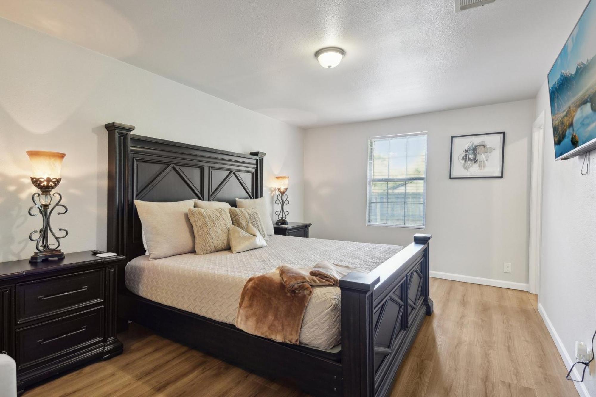 Holiday home Modern Rental Near Medical Center, Six Flags, Utsa, La Cantera, Lackland Afb *
