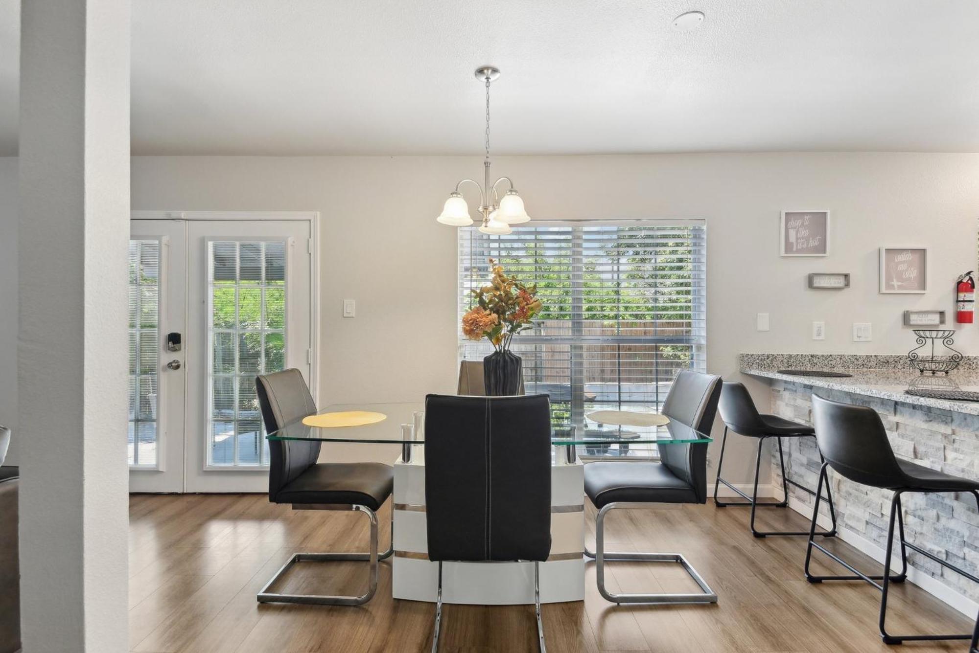 Modern Rental Near Medical Center, Six Flags, Utsa, La Cantera, Lackland Afb San Antonio