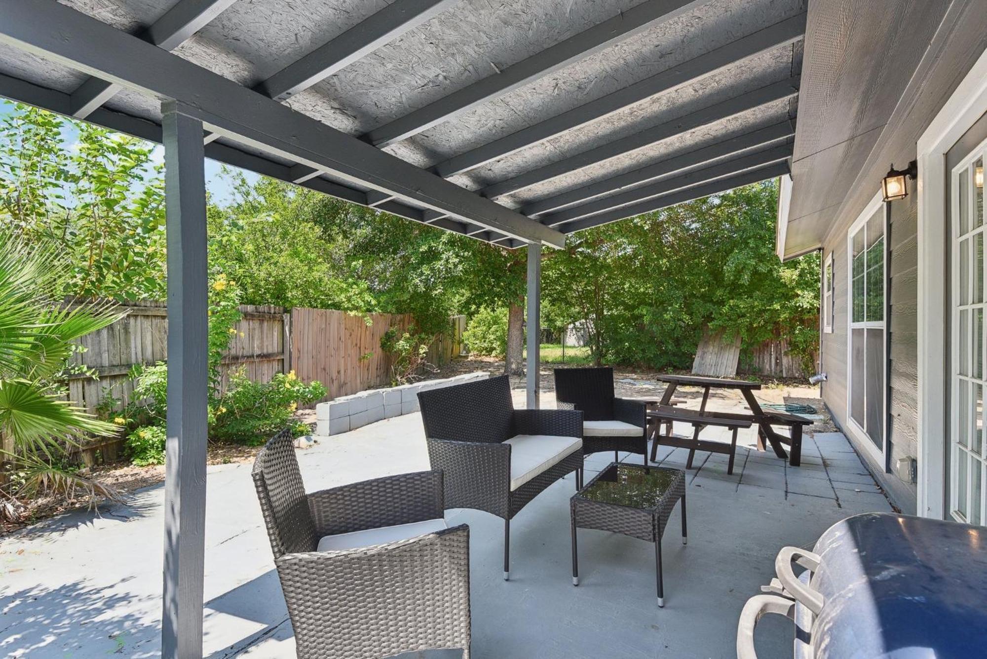 Modern Rental Near Medical Center, Six Flags, Utsa, La Cantera, Lackland Afb Holiday home